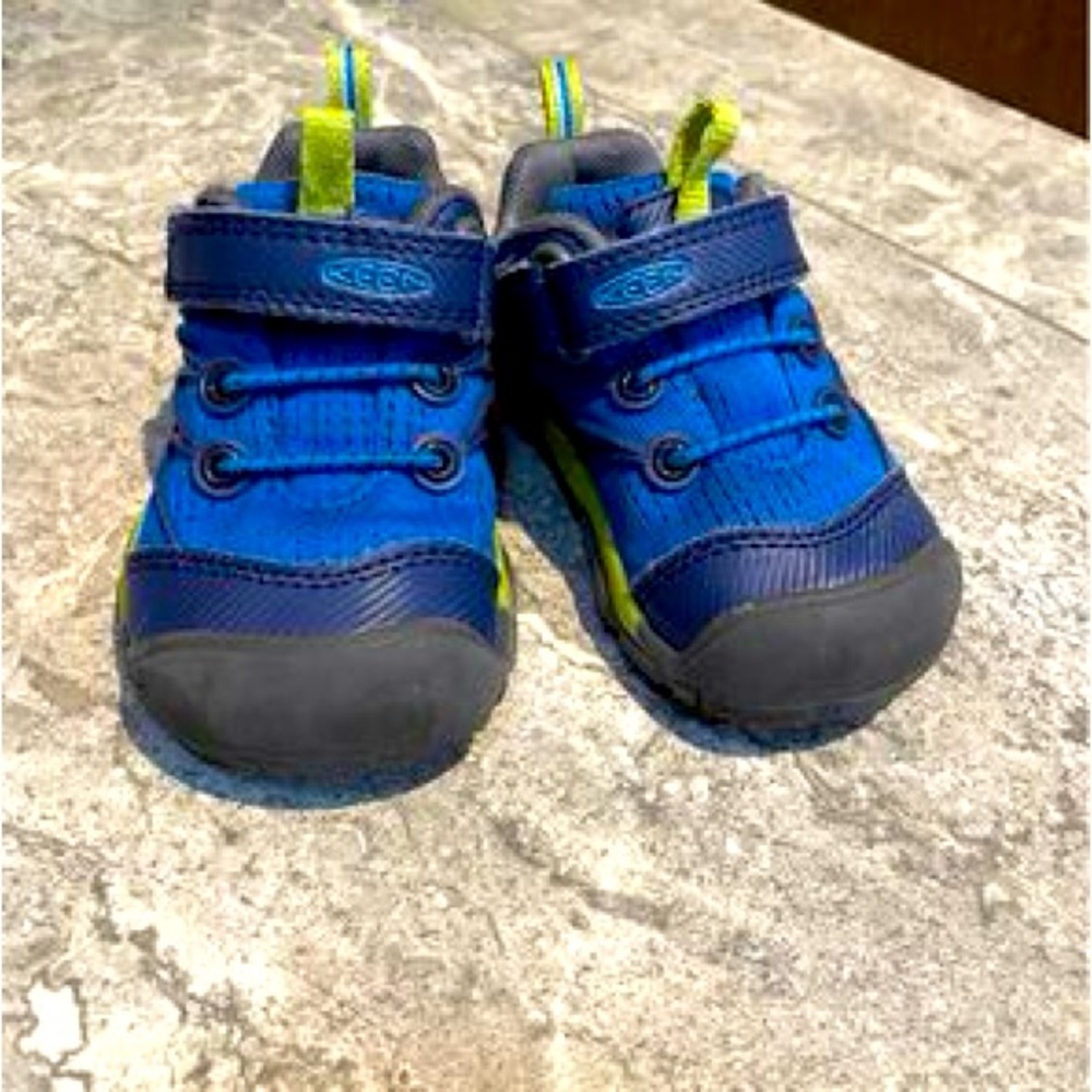 Toddler size 5 Keen sneakers in excellent condition